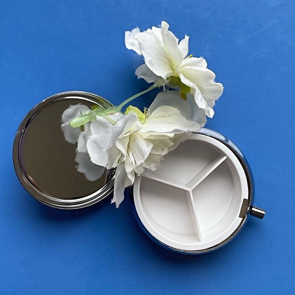 Ocean Pill Box with Mirror, Pill Box 3 sections. Carry your pills with class. - Picture 6 of 6